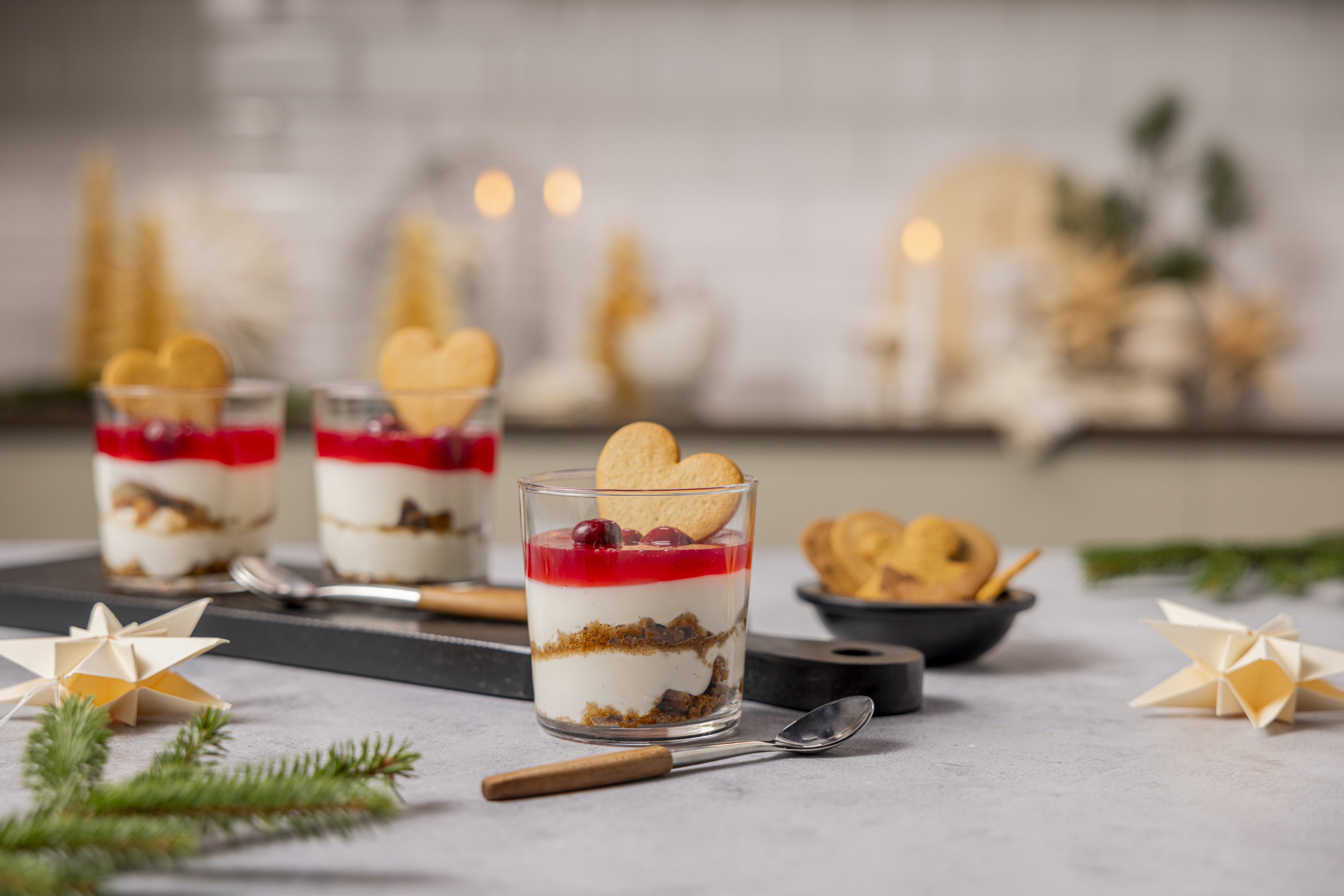 Ostekake i glass pyntet med et pepperkakehjerte